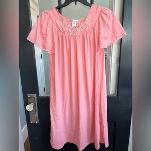 Shadowline nightgown like new peach size large
